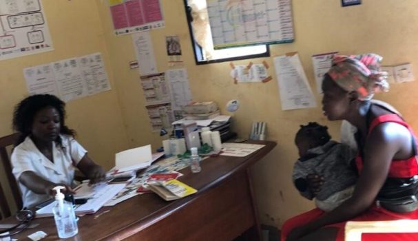 Valerie and her 6-month old baby speaking with a nurse at a local clinic in Yaoundé. © 2021 HfC images.